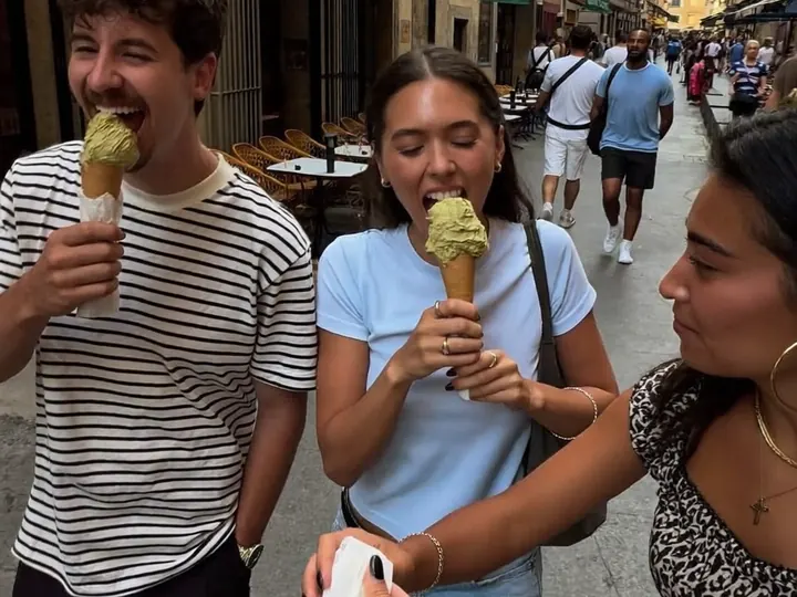 Amigos compartiendo un helado durante el viaje