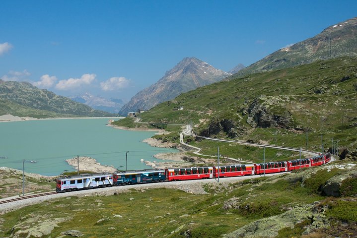 Desde el Lago Como o Milán: Excursión en tren rojo Bernina