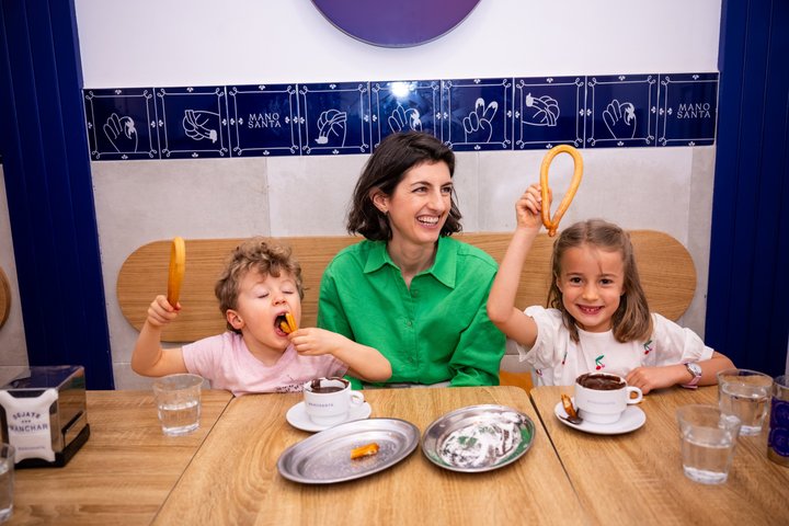 Tour gastronómico por Madrid en un mercado de barrio con Churros